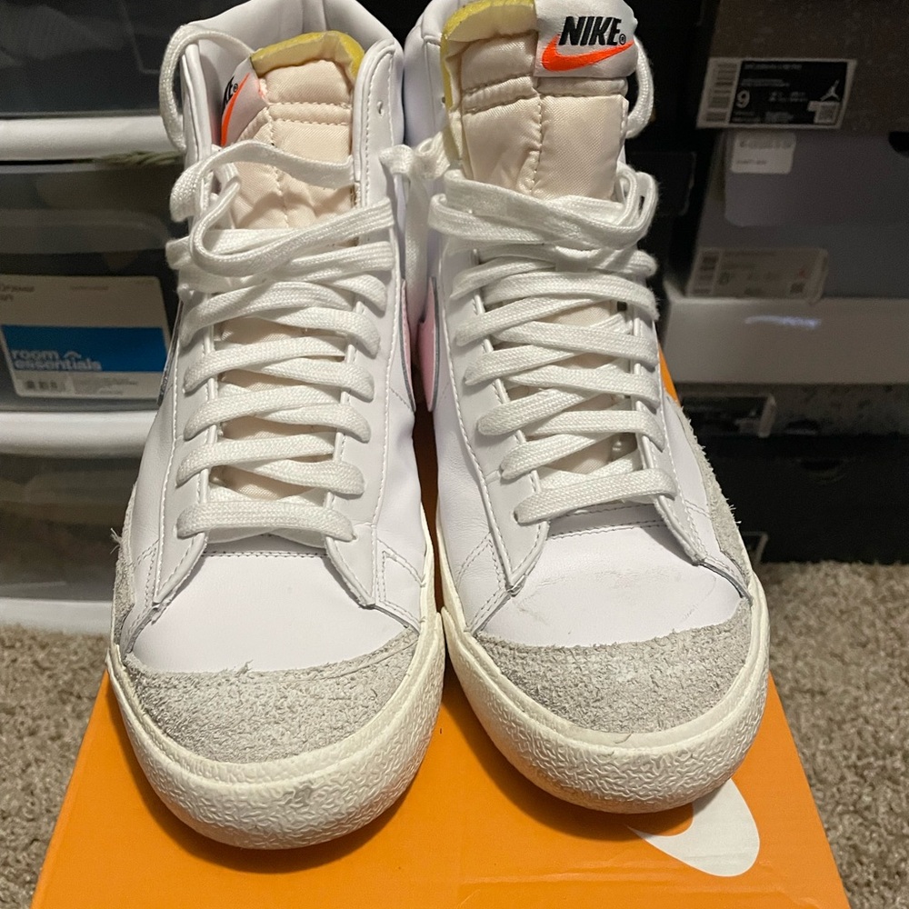 Nike Blazer Mid '77 Vintage Sneakers - White and Pink